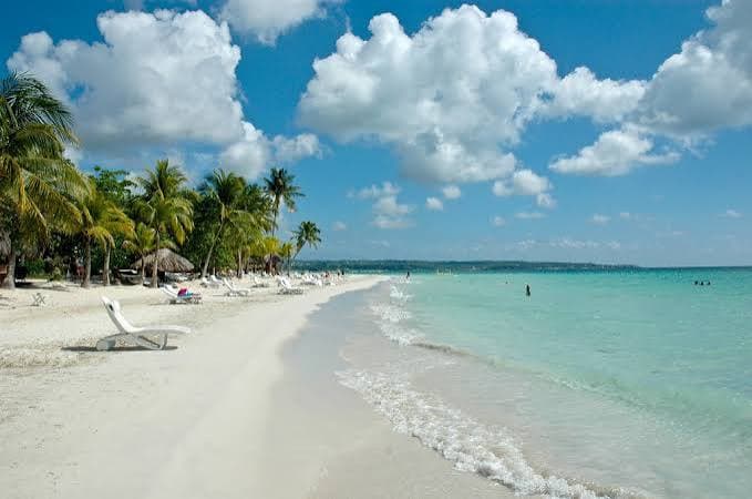 Seven Mile Beach — white sand, palms and calm turquoise shallows in Negril